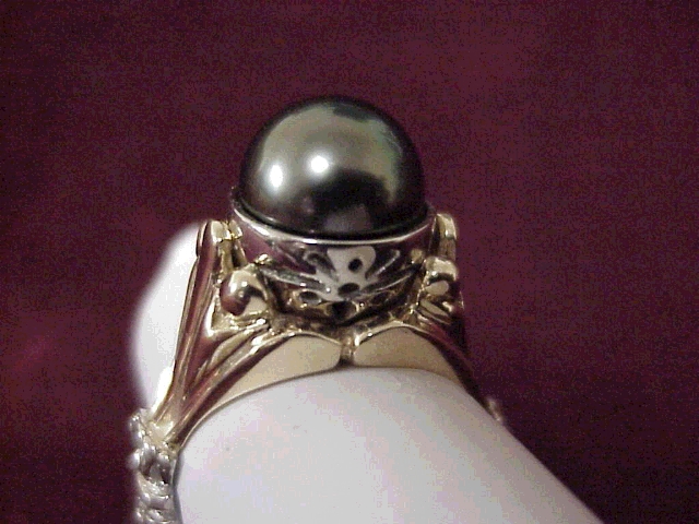 10mm. Black Tahitian Pearl, 2 tone 18kt Gold 